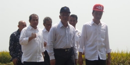 Jokowi blusukan mengenakan topi snap cat/Kompas.com