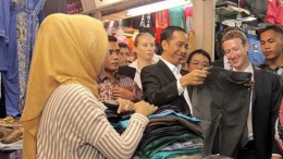 Pedagang di Pasar Tanah Abang, Jakarta, menawari Jokowi dan CEO Facebook Mark Zuckerberg celana jins saat blusukan, Senin, 13 Oktober 2014 (foto facebook/ tribunnews.com). 