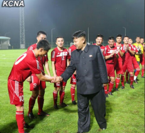 (Kim Jong Un saat menyalami pemain Korea Utara / sumber foto: kfausa.org)