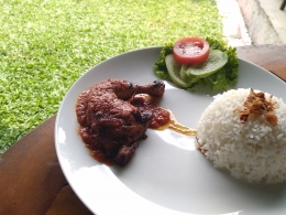 Ayam Kecombrang ala Keuken Koffie (Dok. Andini Harsono)