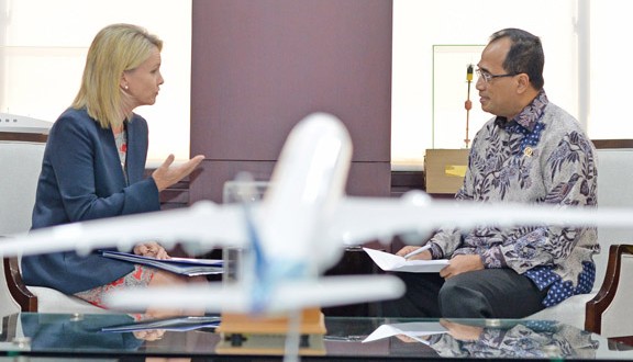 SERIUS - Menhub Budi Karya Sumadi berbincang dengan Menteri Pembangunan Regional, Pemerintah Daerah dan Wilayah Australia Fiona Nash, Kamis (9/) (Foto Antara/Wartaplus.com)