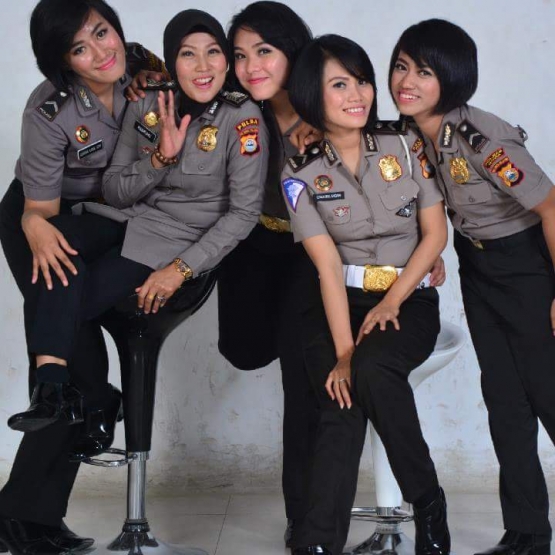 Widya (kedua dari kanan) saat bersama rekan-rekan seprofesinya - Gbr: Widie