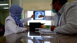 Petugas medis menganalisis rontgen kanker paru-paru pasien yang menjalani perawatan di Klinik Paru RSUP Persahabatan, Jakarta Timur (3/3-2017). Sebanyak 90 persen pasien kanker paru-paru memiliki riwayat sebagai perokok. (Sumber: Harian KOMPAS/WAWAN H PRABOWO)