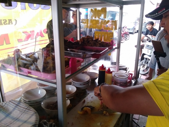 Sedang meracik Soto Kuning Pak Yusuf (dok. Andini Harsono)