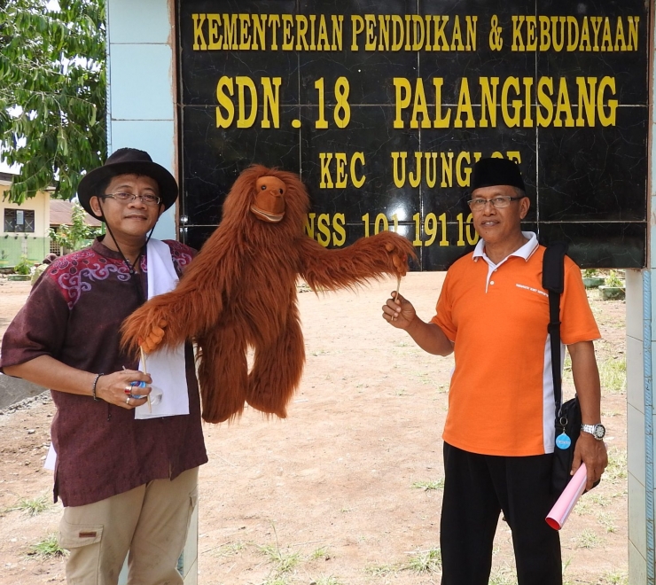 Saya (kanan) berfoto bersama pak Bugi (Pencerita)