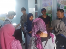 Mahasiswa JISI-MIS dan Hibeuna Berdiskusi dengan Guru SD 48 Deah Geulumpang (sumber : Foto Pribadi)