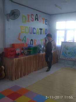 Genta, Salah Satu Mahasiswa JISI-MIS sedang mengamati Disaster Education Laborator (sumber : foto pribadi)