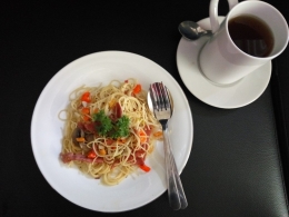 Spagheti aglioo dan segelas lemon tea di Keuken Koffie untuk santap siang (dokpri)