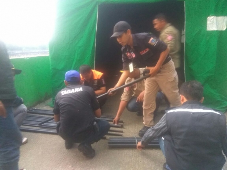 Membangun Tenda Pengungsian Sementara (dokumentasi pribadi)