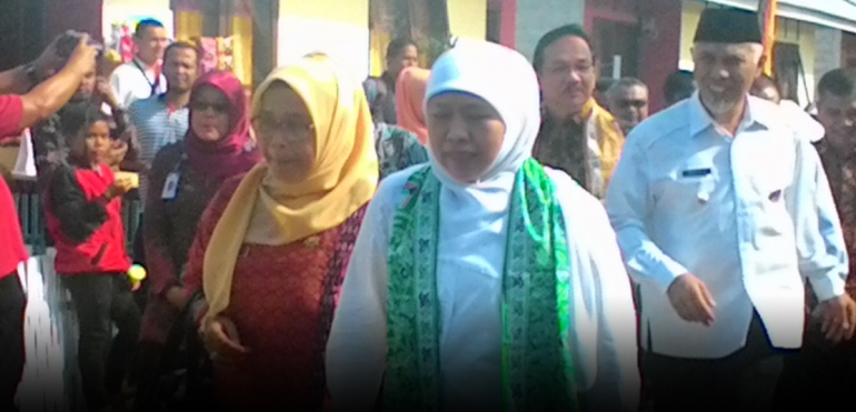 MENSOS Khofifah Indar Parawansa didampingi Walikota Padang Mahyeldi Ansyarullah saat memasuki perumahan untuk bekas gelandangan dan pengemis (gepeng) di Kelurahan Balaigadang, Kecamatan Kototangah, Padang. (DOK. PRIBADI)