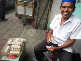 Penjual bakpia aneka rasa seharga Rp10.000 per tempat (Dokumentasi Pribadi)