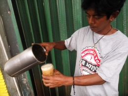 Es bir Kotjok Bogor dari jahe dan gula aren yang dikocok hingga berbuih seperti bir (Dokumentasi Pribadi)