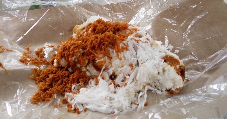 Dodongkal, kuliner dari tepung beras yang diberi parutan kelapa dan gula. Rasanya enak dengan harga murah (Dokumentasi Pribadi)