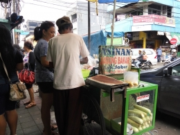 Asinan jagung bakar merupakan salah satu pilihan kuliner unik di jalan suryakencana, Bogor (Dokumentasi Pribadi)