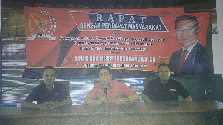 Anggota MPR RI H.KRH. Henry Yosodiningrat, SH. saat melakukan kegiatan Rapat Dengar Pendapat Masyarakat di Lampung Timur, Februari 2017