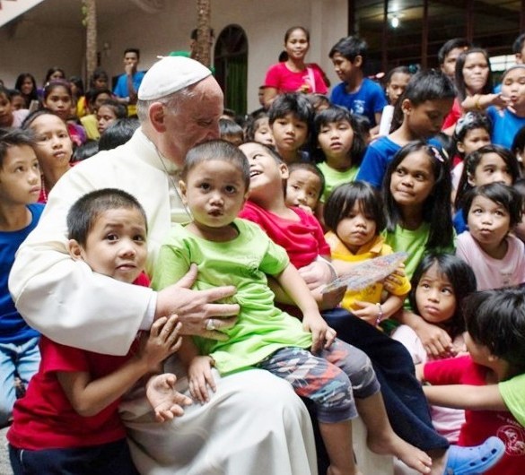 Paus bersama anak-anak Filipina, FOTO: mediocristo.blogspot.com
