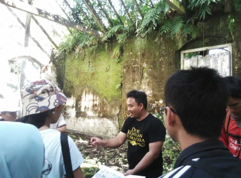 penjelasan tentang rumah dinas kepala stasiun Maguwo Lama oleh Aga Yurista (Roemah Toea). sumber : dokumen Roemah Toea