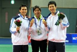 Herry I.P diapit Ahsan/Hendra seusai juara di Asian Games 2014. (sumber foto: republika.co,id)