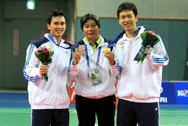Herry I.P diapit Ahsan/Hendra seusai juara di Asian Games 2014. (sumber foto: republika.co,id)