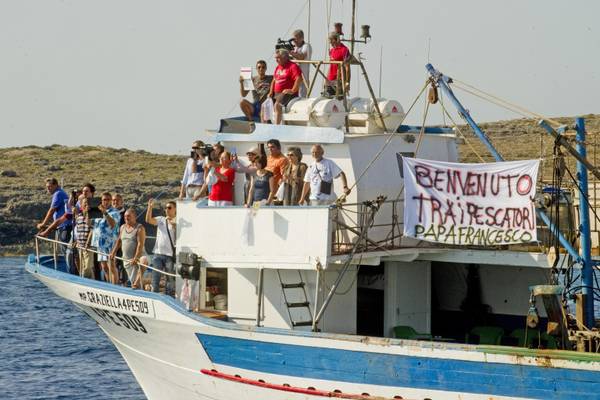 SAmbutan warga untuk Paus Fransiskus di Pulau Lampedusa, FOTO: ansa.it