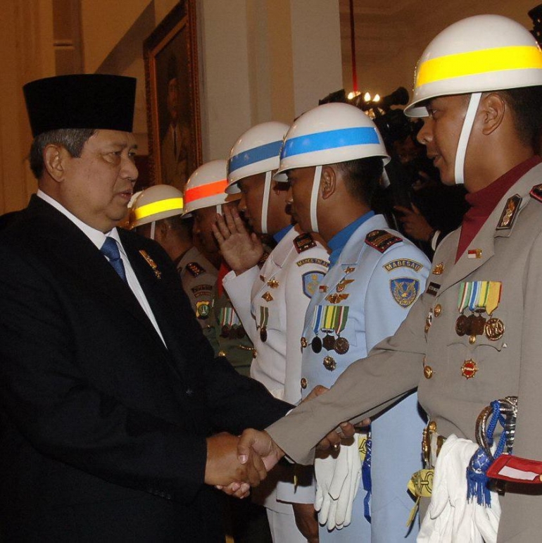 Pak Victor Bersalaman dengan Pak Susilo Bambang Yudhoyono. Sumber Foto: Pak Victor FB