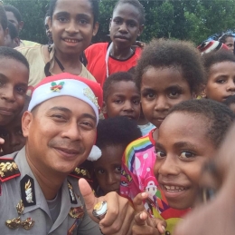 Pak Victor Bersama Anak-Anak Papua. Dok:Victor FB