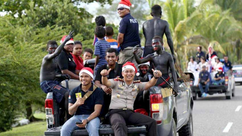 Pak Victor Mengikuti Pawai Polisi Santa. Dok:Beritahati.com