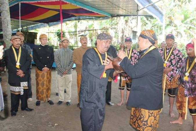 Camat Kaliwungu menyerahkan kendi isi air pada ketua DKKS (foto: dok pri)