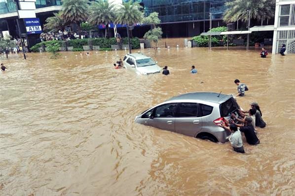 Banjir yang menggenangi Jakarta (sumber: www.blog.act.id)