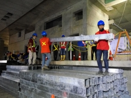 Para pekerja proyek MRT mengangkati trey kabel (dokpri)