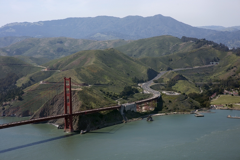 www.flickr.com  Ujung utara Jembatan Golden Gate, sebuah perbukitan hijau yang nyaman …..