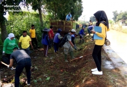 Kerja Bakti membersihkan sampah dan belukar di bantaran sungai Cidurian di belahan timur (Kelurahan Cipamokolan, Kecamatan Rancasari , Bandung) 