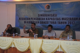 Kiri-kanan, Arie, Kosmas, S. Panggabean dan Asistem Pemkab Samosir (foto: Kamaruddin Azis)
