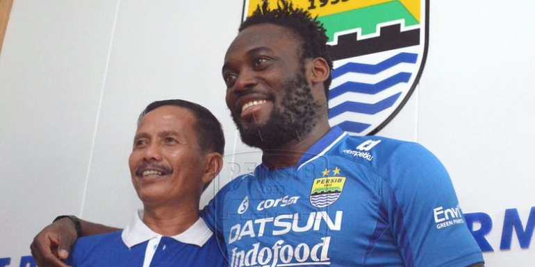 Michael Essien bersama pelatih Persib Bandung, Djajang Nurjaman/Kompas.com