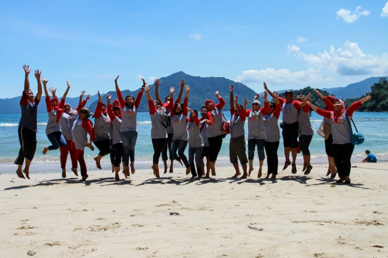 pasir putih sepanjang pantai, di Karanggongso Trenggalek