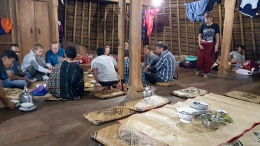 Suasana menjelang makan malam di dalam Mbaru Niang khusus pengunjung. 