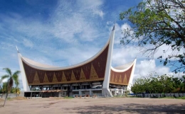Masjid Raya Sumatera Barat di Padang. (sumber foto: photobucket.com)