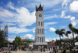 Keanggunan Jam Gadang. (sumber foto: harianhaluan.com)