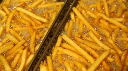 Deep fried food kini menjadi tren makanan dunia yang berperan besar pada tingkat obesitas dunia. Photo: media.gettyimages.com