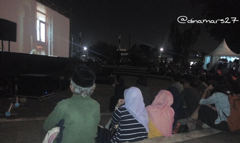 Layar yang digunakan berupa LED berukuran raksasa dengan sound system sangat memadai. Lihat saja penontonnya sampai nggak bergeming, kecuali yang antri makanan ya :D. (foto: dokpri)
