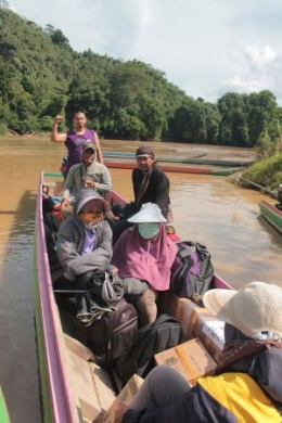Rombongan menuju Ubol Alung, Lumbis Ogong, Nunukan, Kalimantan Utara. (Foto: Yudha PS)