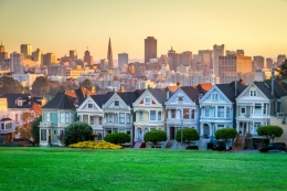 Pemandangan khas rumah2 bergaya Victorian dengan latar belakang downtown San Francisco, dengan cat pastel warna warni, walau juga ada cat warna primer yang cerah ceria ….. || www.realton.com
