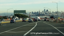 Sky-line downtown kota San Francisco, dengan gedung pyramidnya seta Golden Gate Bridge sebelah kiri || Dokumen pribadi