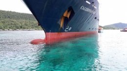 Haluan kapal Caledonian Sky yang kandas di laut dangkal perairan Raja Ampat, Papua Barat, 4/3-2017 (Sumber: balipedia.com)