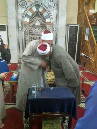 Syekh Abdul Fathi Hijazi (Kiri) membalas salaman Seorang Syekh (kanan)| Dokumentasi pribadi