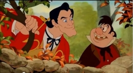 Gaston dan Le Fou, perwira tentara dan abdinya yang juga sudah ada di film versi animasinya. Le Fou adalah abdi setia Gaston meskipun Gaston hanya memanfaatkan kebaikan Le Fou (foto sumber: pinterest.com)