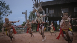Guillaume Sanchez menari Dayak di Kalimantan Tengah. (sumber foto: Facebook Guillaume Sanchez)