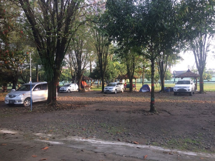 Sumber foto: arsip pribadi. Suasana di area parkir Pondok Gontor Putri 2, Mantingan pada 18 Maret 2017.