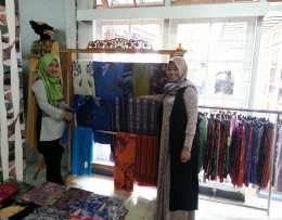 Bersama pemilik rumah produksi Batik Kenari (dokumentasi pribadi)