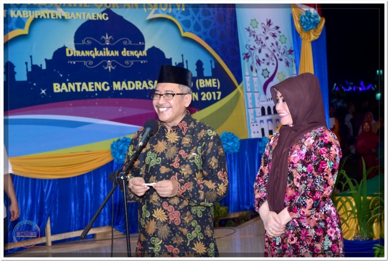 Umroh yang dipersembahkan Bupati Bantaeng diundi dan Wakil Bupati Bantaeng pada Penutupan STQ ke-VI di Tribun Pantai Seruni Bantaeng (18/03).